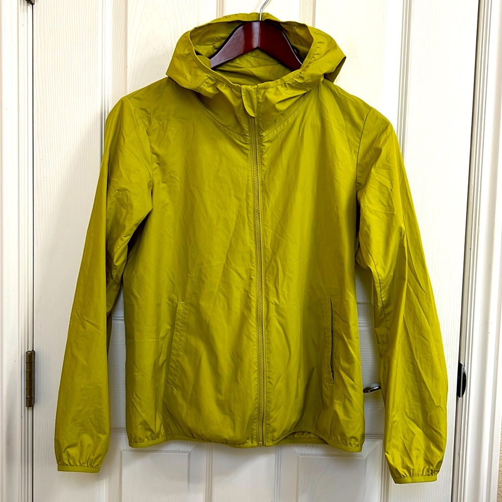Uniqlo women’s pistachio green wind breaker jacket small
